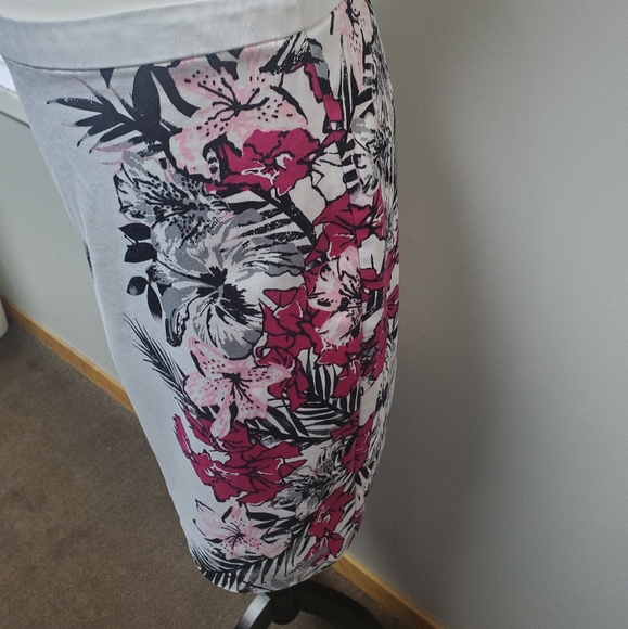 💥3 for $15💥Reitmans white floral skirt 4 petite - Picture 2 of 7